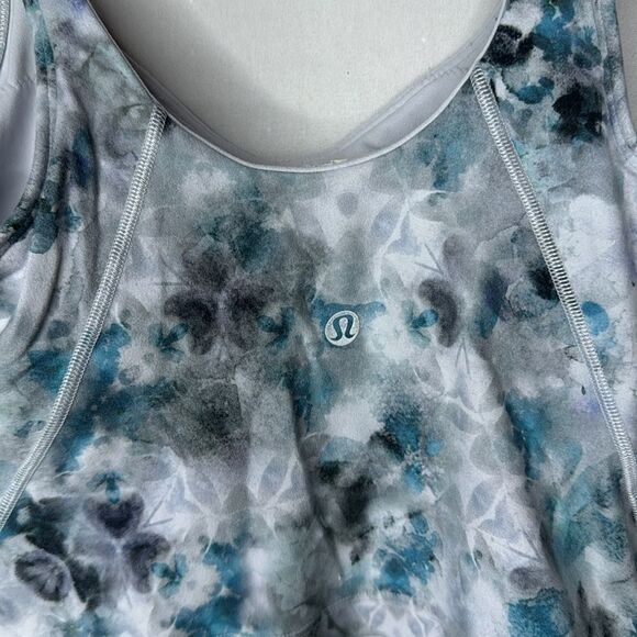 Lululemon V-Neck Kaleidofloral Blue Grey Align Cropped Tank Top. Size 2. - Picture 6 of 8